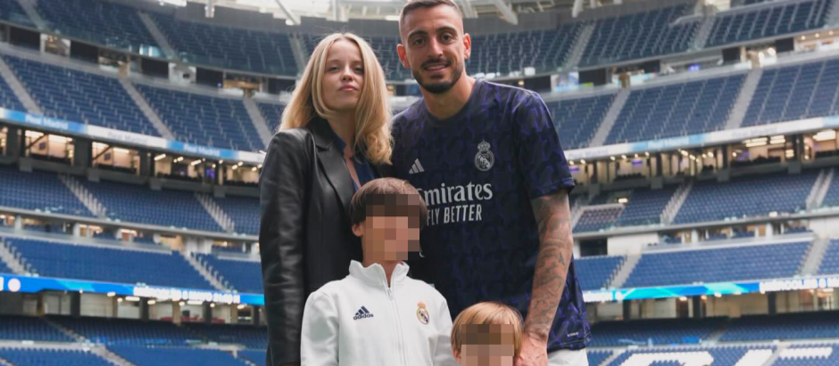 Joselu, el héroe de la remontada del Real Madrid, junto a su familia