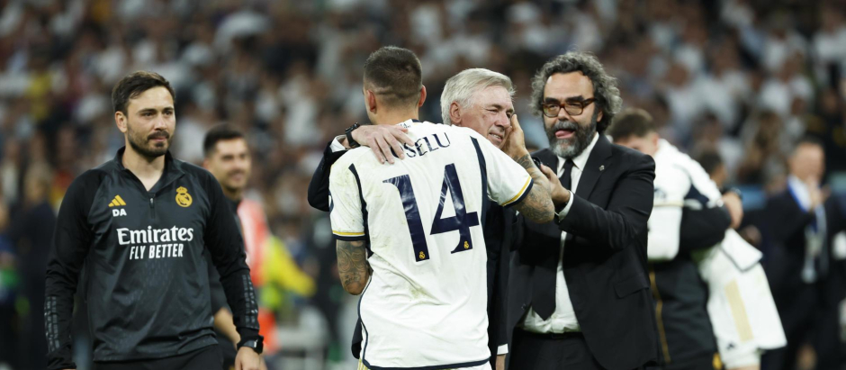 Joselu se abraza con Ancelotti