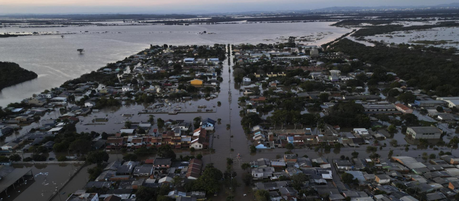 Fotografía aérea que muestra la magnitud de una inundación este jueves en Eldorado