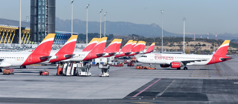 Aviones aparcados en las pistas del aeropuerto de Barajas.