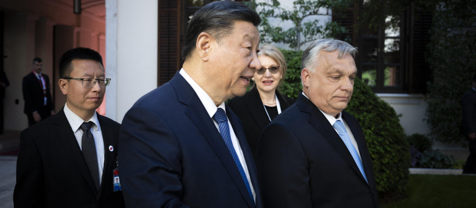 Xi Jinping junto al primer ministro Viktor Orban en Budapest