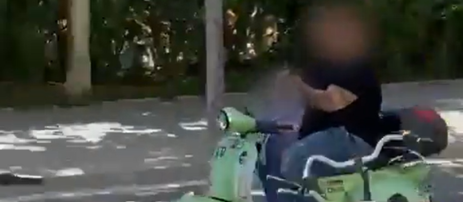 El detenido, en la moto con la menor.