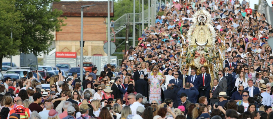 Miles de personas ocuparon las calles de Getafe para acompañar a la Virgen de los Ángeles