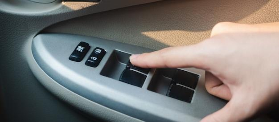 El botón para accionar las ventanillas de un coche