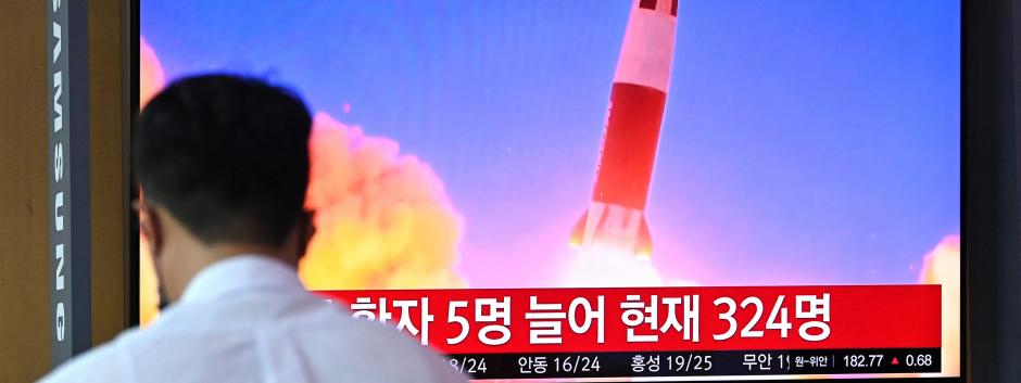 Transmisión de una prueba de misiles de Corea del Norte, en una estación de tren en Seúl