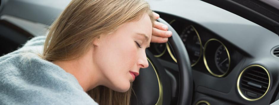 una mujer dormida al volante
