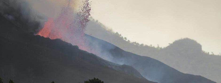 La erupción volcánica de La Palma continúa activa, con abundante material magmático que impide la recolección de las plataneras.