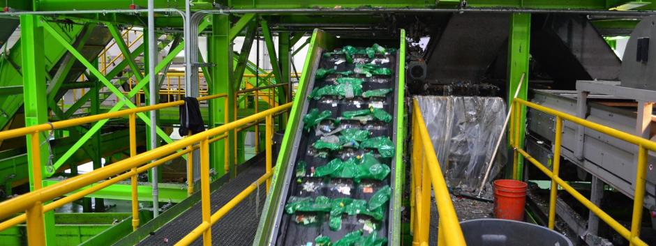 Vista de una planta de reciclaje de botellas de plástico.