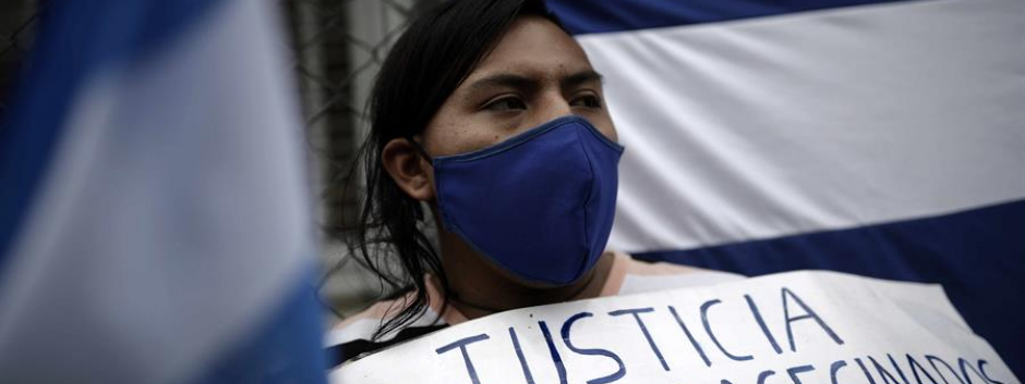 Nicaragüenses refugiados en Costa Rica protestan frente a la embajada de Nicaragua