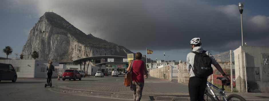 Personas cruzando la frontera de Gibraltar en La Línea de la Concepción el 24 de junio de 2021