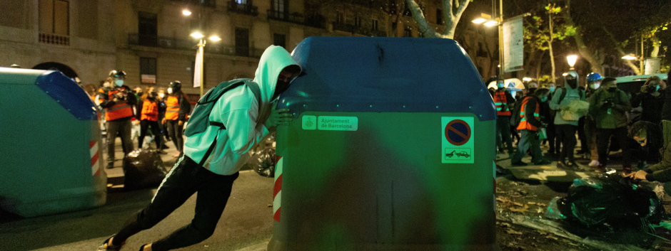 Una imagen que regresa a las calles de Barcelona: protestas de los CDR, vandalismo y detenciones