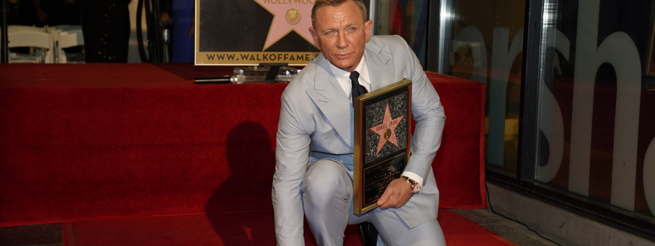 Daniel Craig posa ante los medios con su estrella en el Paseo de la Fama de Hollywood