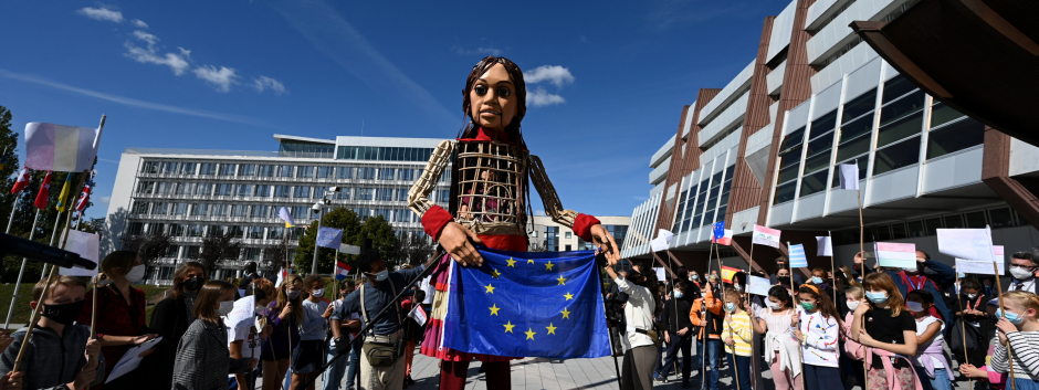 "Little Amal", un títere gigante que representa a una niña refugiada siria, afueras del Consejo de Europa en Estrasburgo