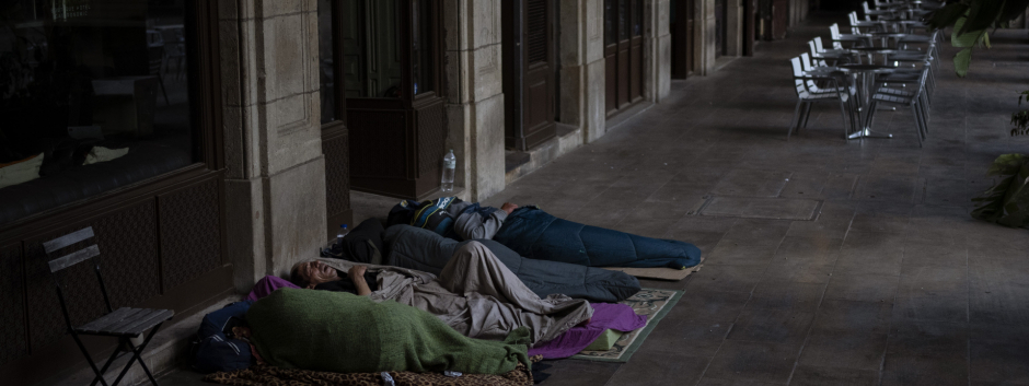 Unos mendigos en Barcelona durmiendo al raso en la calle