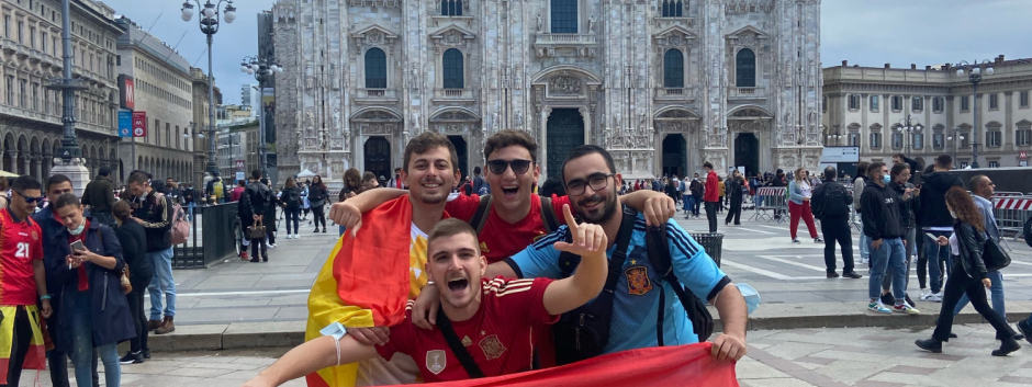 Aficionados españoles muestran su apoyo a la selección nacional frente a la catedral de Milán (Italia)