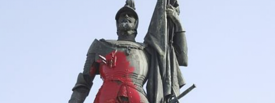 La estatua de Hernán Cortés rociada de pintura