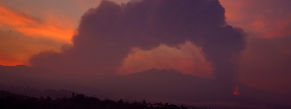 El volcán de Cumbre Vieja visto desde Tacande, Spain,