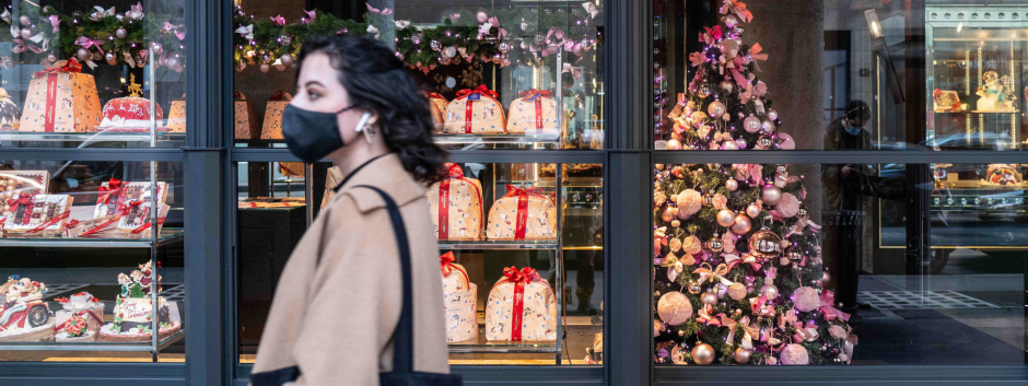 Varios establecimientos decoran sus escaparates de cara a la campaña de Navidad
