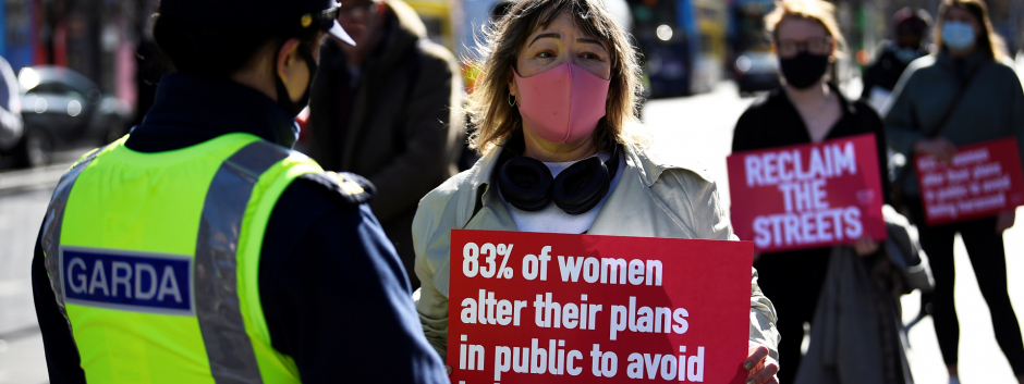 Una manifestante muestra una pancarta en contra de la violencia contra las mujeres tras la muerte de Sarah Everard