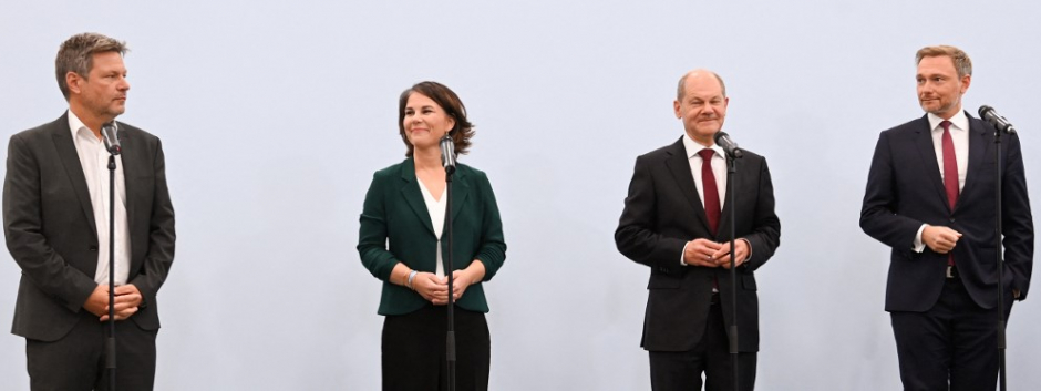 Robert Habeck y Annalena Baerbock de los Verdes, el candidato a canciller Olaf Sholz por el SDP y Christian Lindner del FDP