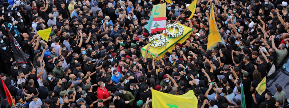Seguidores de Hezboláh pasean el ataúd de uno de sus aliados fallecidos durante las manifestaciones