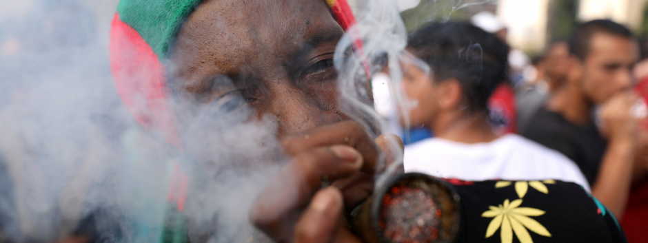 Ciudadano de áfrica del sur fumando cannabis en la calle