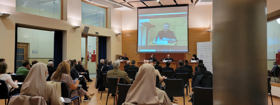 El obispo Martínez Camino inaugura el curso 'Las causas de los santos' en la Universidad San Dámaso
