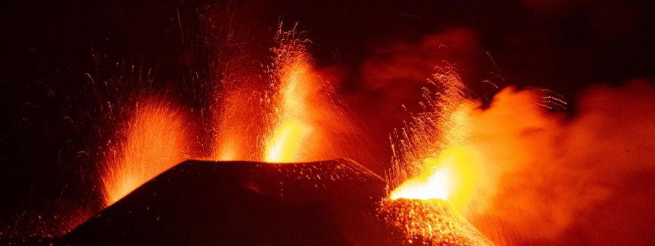 Actividad eruptiva del volcán Cumbre Vieja, en la isla canaria de La Palma, este viernes por la noche