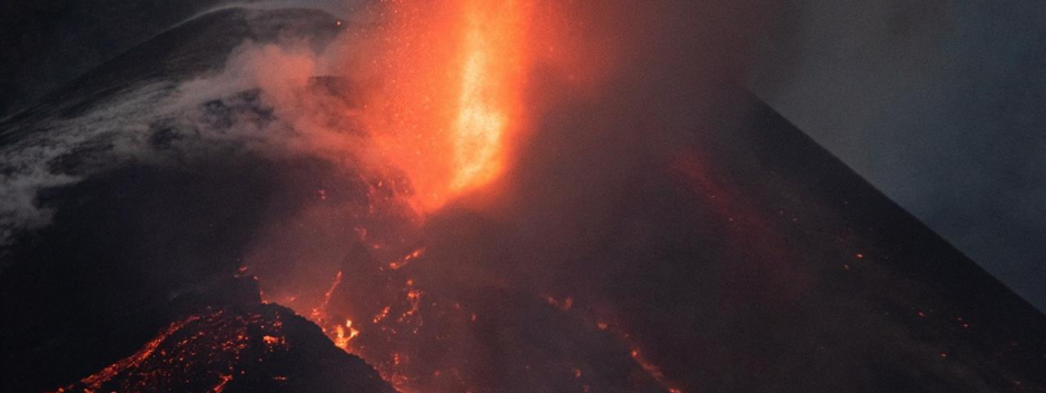 Colada de lava por el cono secundario del volcán de Cumbre Vieja