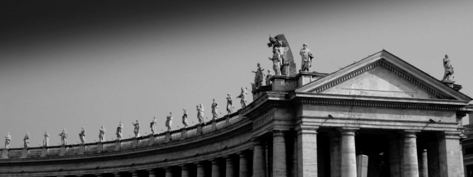 Imagen de la columnata de la plaza de San Pedro, en el Vaticano