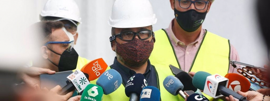 El consejero de Transición Ecológica del Gobierno de Canarias, José Antonio Valbuena, atiende a los medios de comunicación durante una visita a las desaladoras de Puerto Naos
