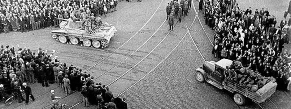 Tanque y camión del Ejército Rojo en Riga, 1940