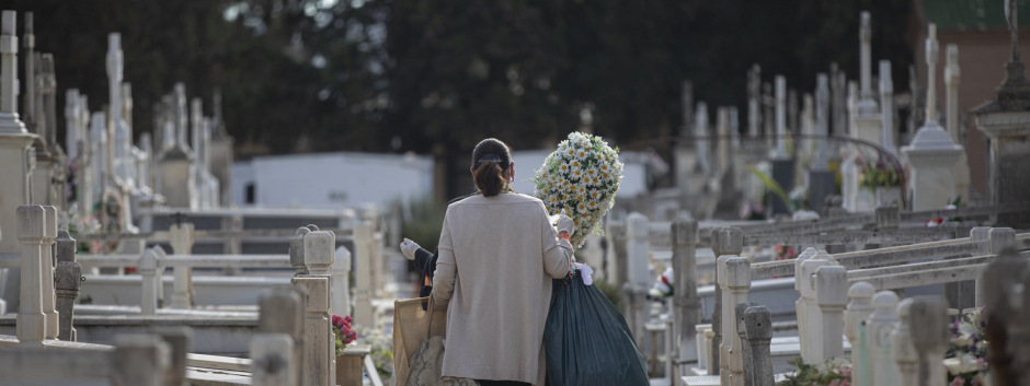 Una mujer camina entre las lápidas del Cementerio de San Fernando, en Sevilla.