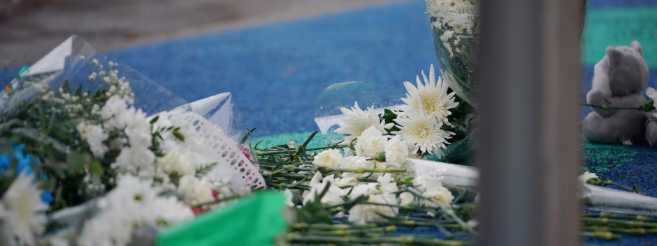 Flores depositadas en el parque donde fue secuestrado el niño de 9 años