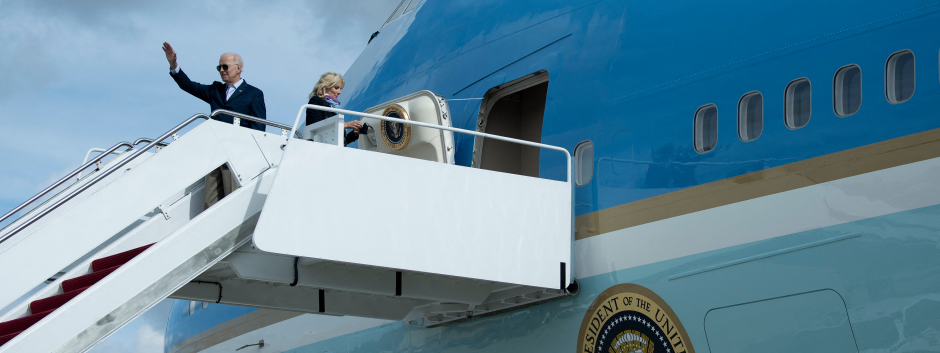 El presidente Biden en su avión presidencial Air Force One, de camino a la COP26