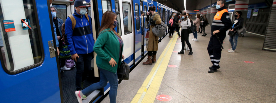 Estos datos se corroboran con los de fuentes oficiales, como Metro de Madrid, que reconoce que la afluencia de pasajeros durante el mes de octubre sólo cubre el 80 % previo a la pandemia