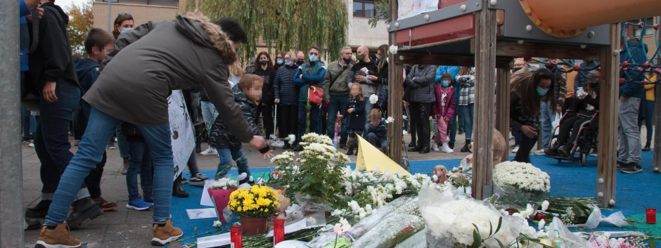 Un niño arroja flores en un homenaje al niño asesinado en Lardero (La Rioja)