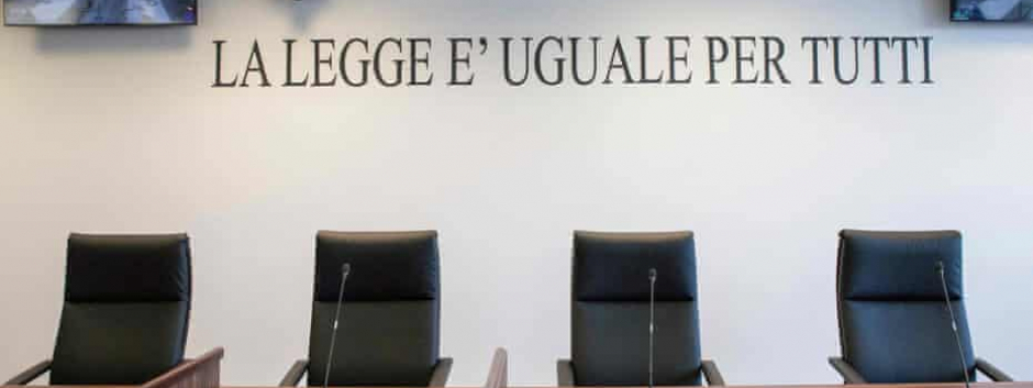 «La ley es igual para todos», inscripción en un juzgado italiano