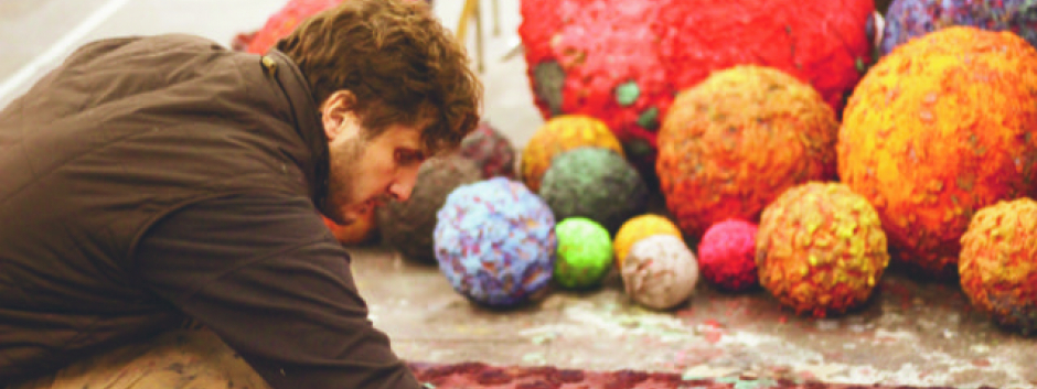 El pintor y escultor Alberto Guerrero trabajando en su estudio