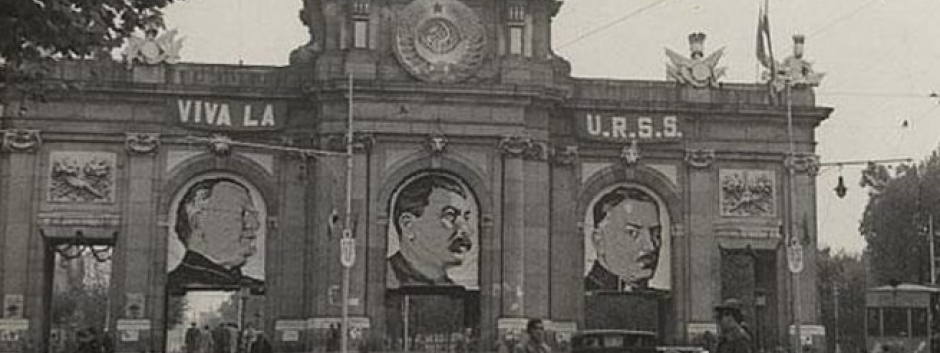 La Puerta de Alcalá en 1936 con el retrato de Stalin