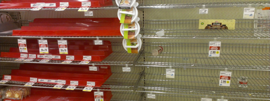 Supermercado con estanterías vacías
