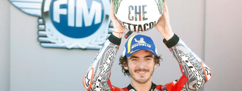 El piloto italiano de moto GP, Francesco Bagnaia, tras ganar la carrera en el circuito Ricardo Tormo de Cheste