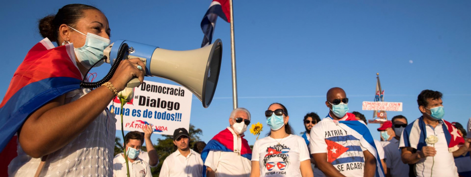 Un grupo de cubanos residentes en República Dominicana protesta contra el gobierno cubano, el lunes en Santo Domingo