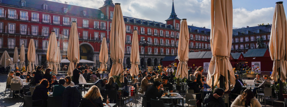 Varias personas consumen en la Plaza Mayor de Madrid