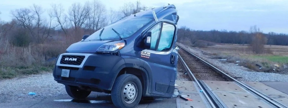 El conductor pudo salvar la vida al sacar de la vía la parte delantera de su furgoneta
