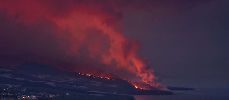 Llegada de las coladas del volcán de Cumbre Vieja al litoral de Tazacorte formando el delta lávico y la emanación de gases al contacto de la lava con el agua
