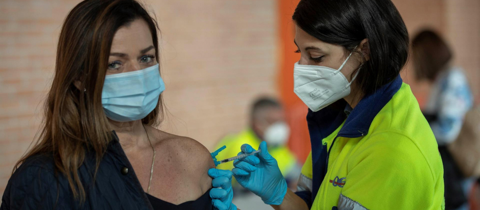 Una mujer recibe la dosis de refuerzo en Murcia