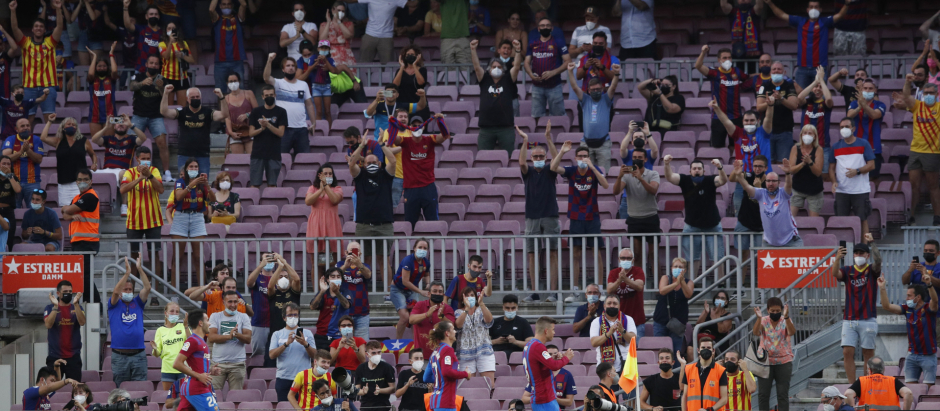 La asistencia de espectadores al Camp Nou, una vez finalizadas las restricciones sanitarias por la pandemia del coronavirus, sigue sin despegar