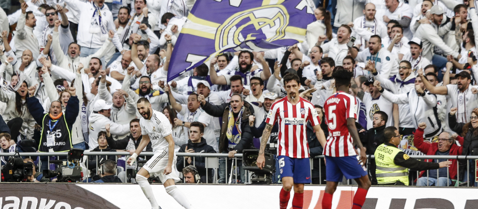 Karim Benzema celebra su gol contra el Atlético de Madrid en el Santiago Bernabéu el 1 de febrero de 2020