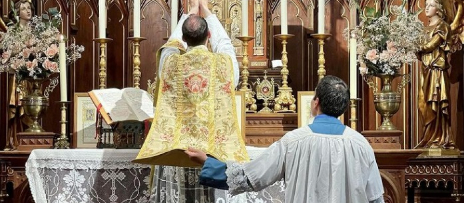 Misa tradicional en la Iglesia de Nuestra Señora de la Paz, en Madrid